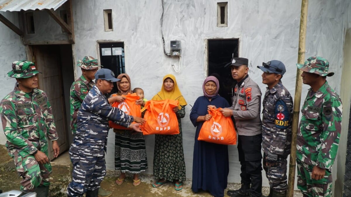 Peduli Korban Longsor, Lanal Tegal Salurkan Bantuan Obat ke Pelosok Pekalongan