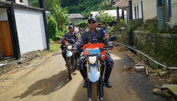 Peduli Korban Longsor, Lanal Tegal Salurkan Bantuan Obat ke Pelosok Pekalongan