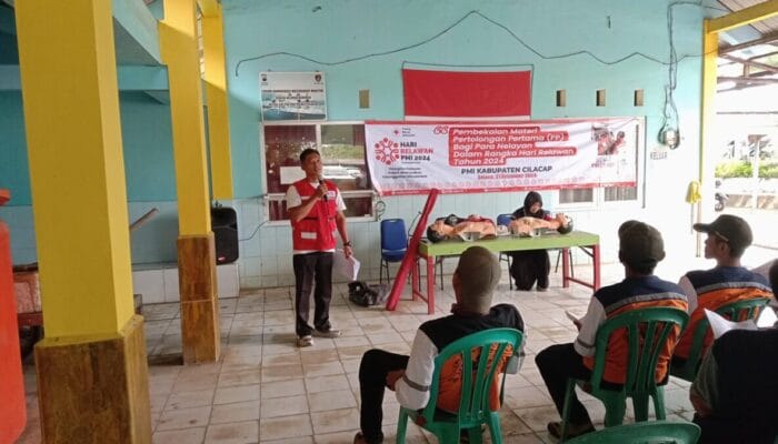 Nelayan Cilacap Diberikan Pembekalan Materi Pertolongan Pertama oleh PMI