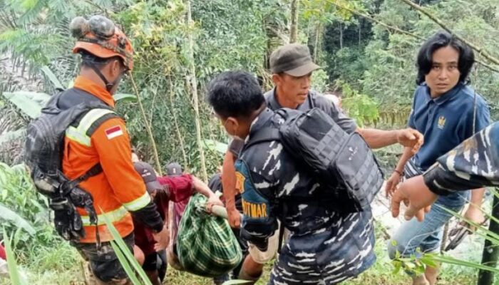TNI AL Lanal Tegal Kerahkan Prajurit untuk Evakuasi Korban Longsor di Pekalongan