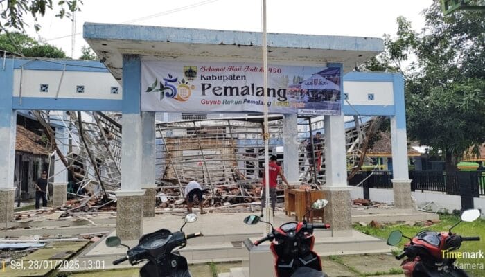 Mengejutkan! Atap Kantor Desa Kebandungan Roboh Secara Tiba-tiba