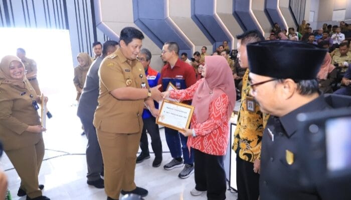 Pemkab Cilacap Berikan Penghargaan Tanggung Jawab Sosial dan Lingkungan Perusahaan kepada PT. SBI