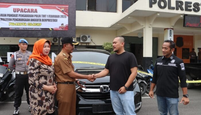 Polresta Cilacap Serahkan Kembali Honda CR-V Milik Kades Karangkemiri yang Sempat Dicuri