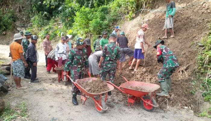 Danramil Karangpucung Bersama Anggota dan Masyarakat Kerja Bakti Bersihkan Material Longsor dan Bersihkan Saluran Air