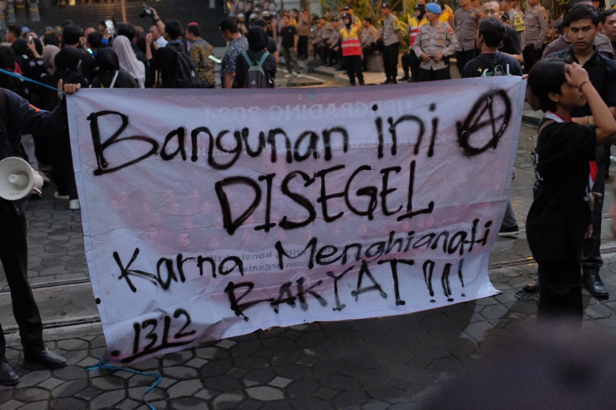 Mahasiswa Kembali Demo dan Segel Kantor DPRD Solo Akibat Kecewa atas Lambatnya Respons Terhadap Tuntutan Efisiensi Anggaran