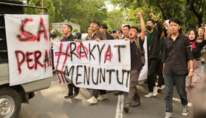 Mahasiswa Kembali Demo dan Segel Kantor DPRD Solo Akibat Kecewa atas Lambatnya Respons Terhadap Tuntutan Efisiensi Anggaran