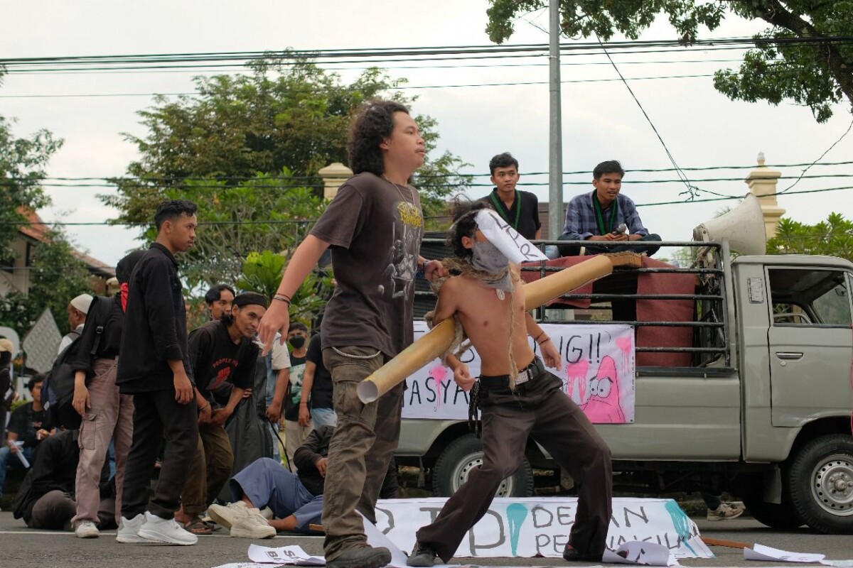 Mahasiswa Kembali Demo dan Segel Kantor DPRD Solo Akibat Kecewa atas Lambatnya Respons Terhadap Tuntutan Efisiensi Anggaran