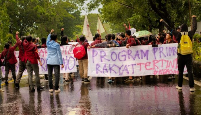 Aksi “Indonesia Gelap” di Solo, Mahasiswa Desak Pemerintah Penuhi 6 Tuntutan!
