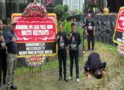 Hasto Kalah Praperadilan, Sudarsono Lakukan Sujud Syukur di KPK