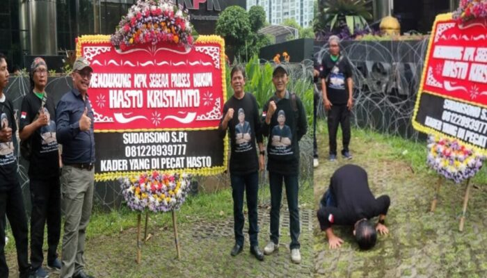 Hasto Kalah Praperadilan, Sudarsono Lakukan Sujud Syukur di KPK