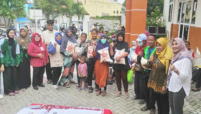 Lurah Muktiharjo Kidul Dan Anggota DPRD Hanik Khoiru Distribusi Bantuan Ke Korban Banjir