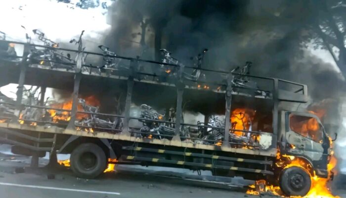 Malang! 46 Unit Motor Baru Ludes Terbakar di Atas Truk
