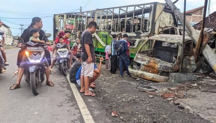 Truk Boks Pengangkut Ember Cat Terbakar di Tulis Batang, Sopir Alami Luka Bakar!