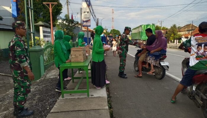 Koramil 05/Ulujami Berbagi Takjil Gratis di Bulan Ramadan