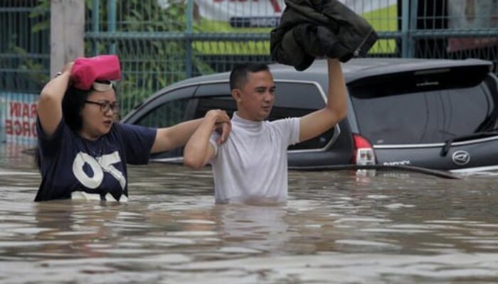 Tanggul Jebol, Banjir 3 Meter Genangi Jatiasih Bekasi