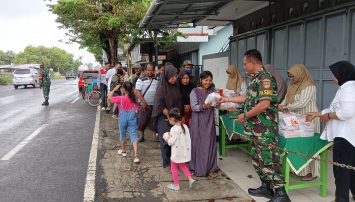 Koramil Cilacap Utara Bagikan Takjil Gratis Bagi Masyarakat di Bulan Penuh Berkah