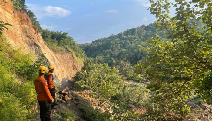 Longsoran Tebing Setinggi Seratus Meter di Tonjong Brebes Diduga Menimbun Seorang Lansia