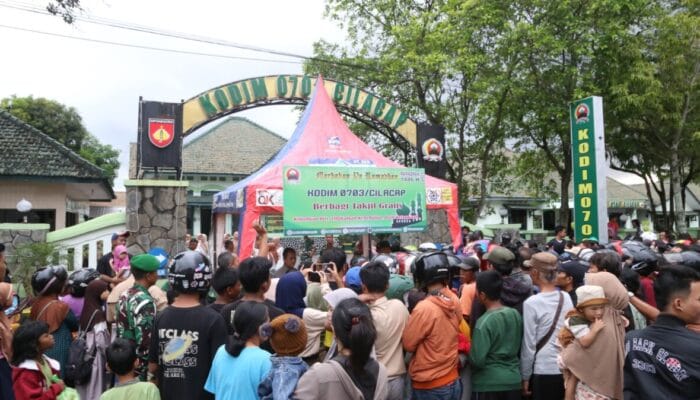 Jumat Berkah Ramadan Kodim Cilacap Bagikan Ratusan Takjil di Bulan Penuh Berkah