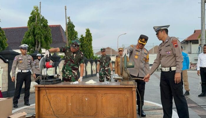 Usai Apel Gelar Pasukan Operasi Ketupat Candi, Polresta Cilacap Musnahkan Ribuan Botol Miras dan Knalpot Brong