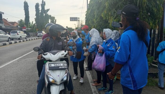Ratusan Takjil Dibagikan Kewci Peduli Cilacap kepada Pengguna Jalan