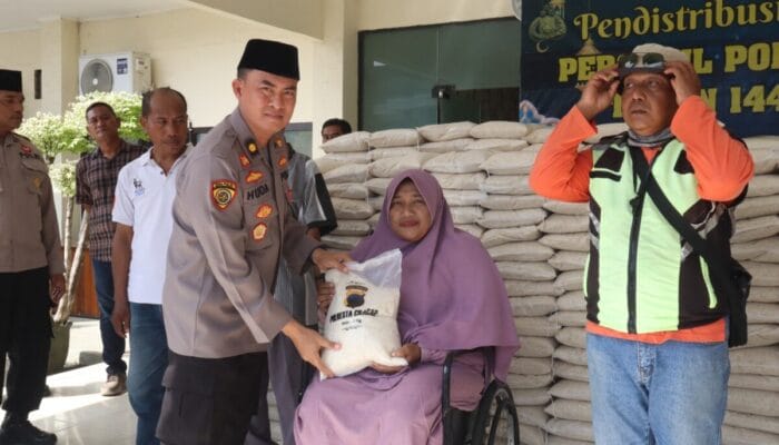 Polresta Cilacap Salurkan Zakat Fitrah kepada Penerima Manfaat