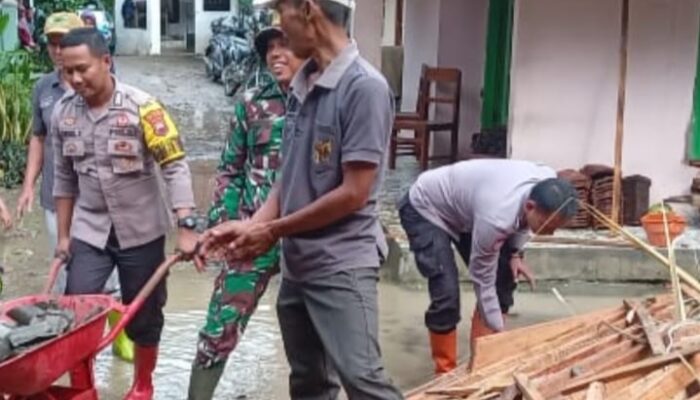 Hujan Deras di Karangpucung Cilacap Sebabkan Tanah Longsor Menimpa Ponpes Al-Huda Kapolsek Pimpin Anggota Terjun TKP