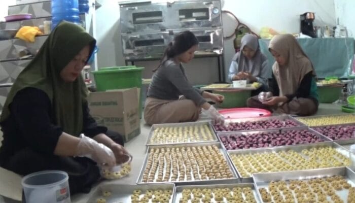 Pengrajin Kue Kering di Cilacap Banjir Order Raup Cuan Jutaan Rupiah