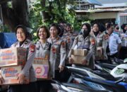 Polwan Polres Metro Jakarta Barat Salurkan Bantuan untuk Korban Banjir di Kebon Jeruk
