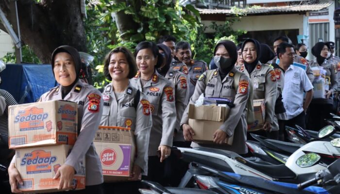 Polwan Polres Metro Jakarta Barat Salurkan Bantuan untuk Korban Banjir di Kebon Jeruk