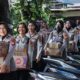 Polwan Polres Metro Jakarta Barat Salurkan Bantuan untuk Korban Banjir di Kebon Jeruk