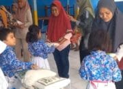 Gerakan Kepedulian Siswa Ramadan 1446 H: TK Negeri Pembina Pemalang Bagikan Zakat pada Warga Kurang Mampu