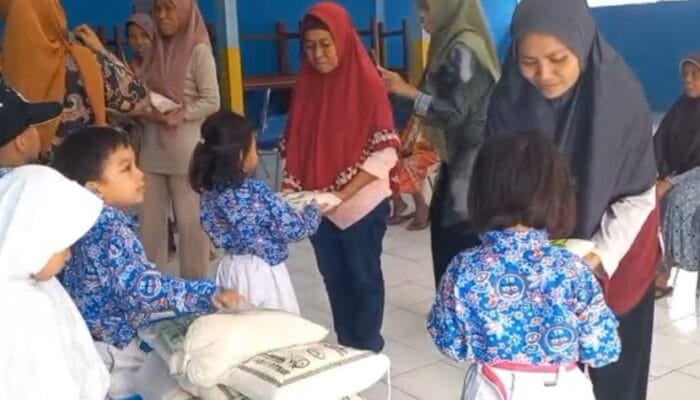 Gerakan Kepedulian Siswa Ramadan 1446 H: TK Negeri Pembina Pemalang Bagikan Zakat pada Warga Kurang Mampu