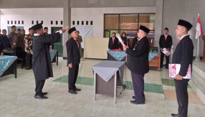Kades Bojongsari Sururudin Lantik Nurkholis Sebagai Kepala Dusun Karangsari
