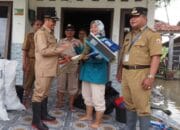 Bupati Mansur Pimpin Penyaluran Bantuan Banjir Rob di Desa Pesantren