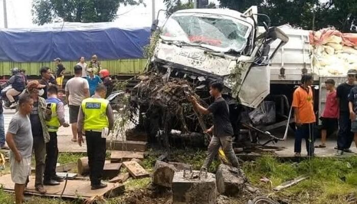 Tragis! Kecelakaan Beruntun di Comal, Truk Trailer Tabrak 3 Motor, 2 Tewas Seketika