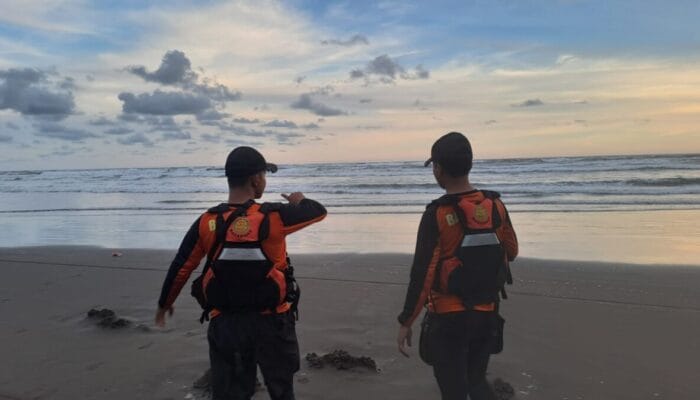 Tiga Anak Terseret Ombak Pantai Karangpakis Cilacap Dua Selamat Satu dalam Pencarian Tim SAR