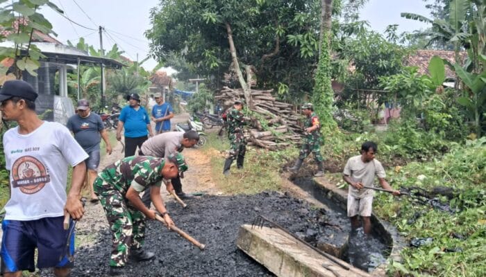 Sinergi TNI dan Warga Ulujami Bersihkan Saluran Tersier