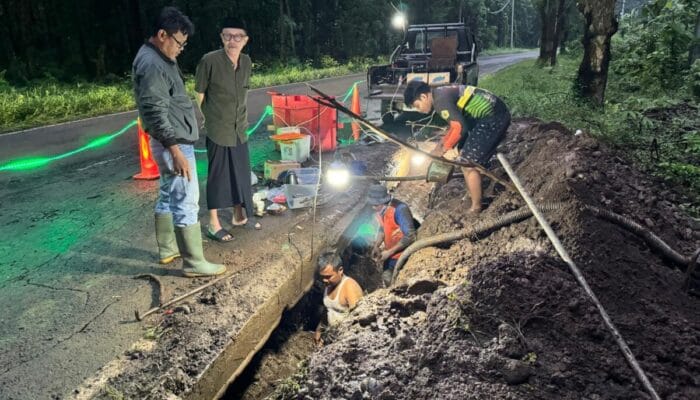 Dirut Tirta Mulia Pemalang Pantau Langsung Perbaikan Pipa Air di Lenggerong
