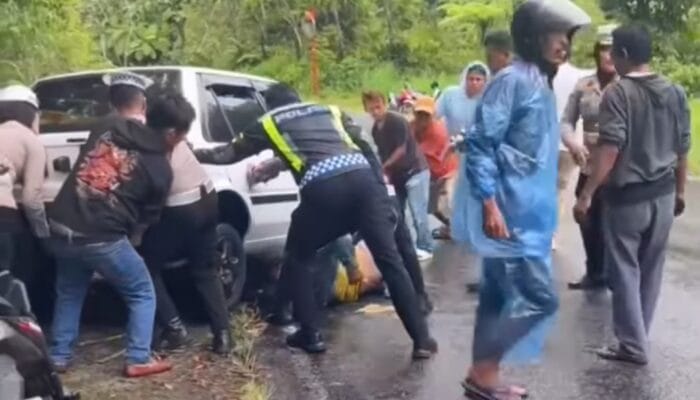 Pengendara Motor Terseret Kolong Mobil di Malalak