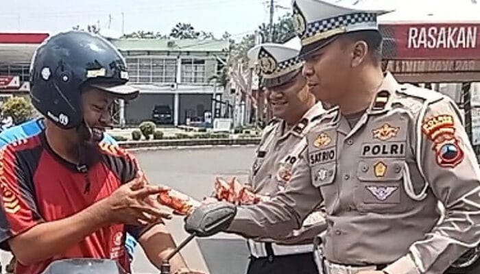 Satlantas Polres Pemalang Berbagi Roti dalam Jumat Berkah