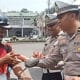 Satlantas Polres Pemalang Berbagi Roti dalam Jumat Berkah