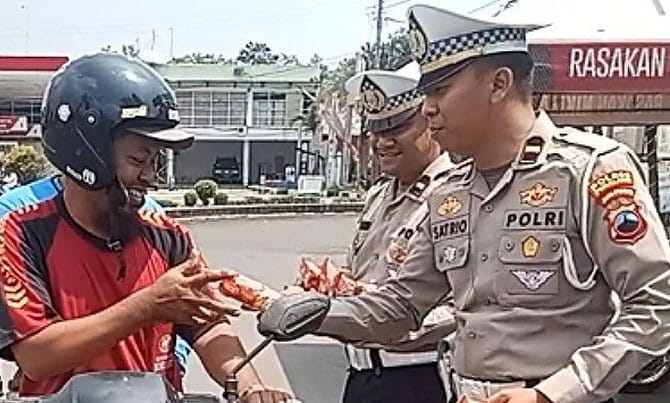 Satlantas Polres Pemalang Berbagi Roti dalam Jumat Berkah