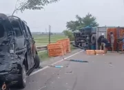 Hindari Tabrakan, Truk Ayam di Brebes Terguling dan Viralkan Video Kecelakaan