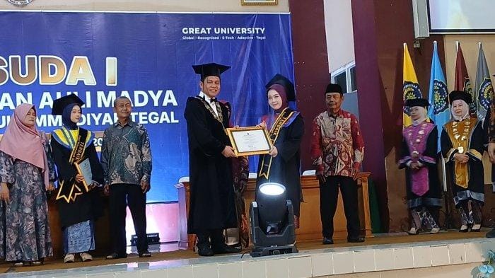 Universitas Muhammadiyah Tegal (TMU) Gelar Wisuda Perdana, 90 Lulusan Siap Bersaing di Dunia Kerja