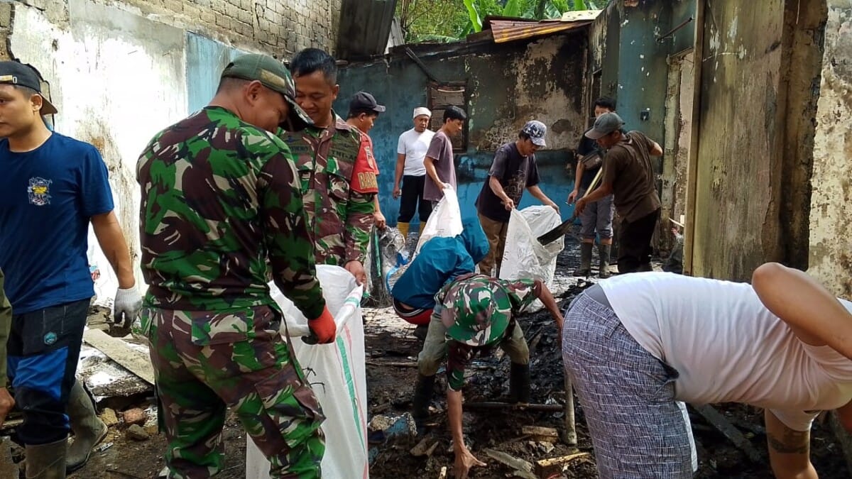 Sinergi TNI, Polri, dan Warga Bantu Pemulihan Rumah Terbakar di Belik
