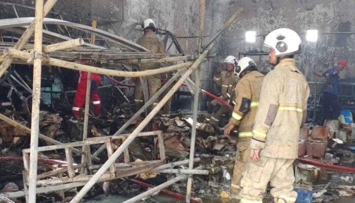 Kebakaran Hebat di Gudang Kimia Pembersih Lantai Gegerkan Warga Petompon