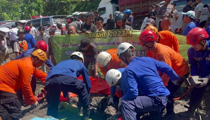 Truck Hantam Angkot Rombongan Takziah di Purworejo 11 Orang Dikabarkan Meninggal Dunia