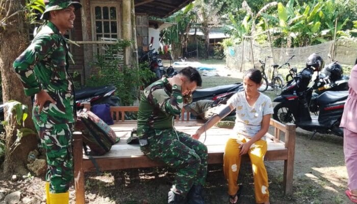 Door to Door Satgas TMMD dari Tim Kesehatan Lakukan Pemeriksaan Kesehatan Gratis