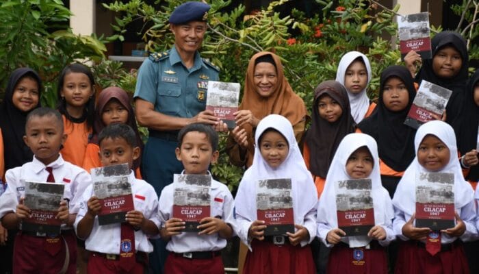 Bumi Hangus Cilacap Tahun 1947″ Buku Sejarah Karya KASAL Didistribusikan Lanal Cilacap ke Berbagai Sekolah dan Perguruan Tinggi