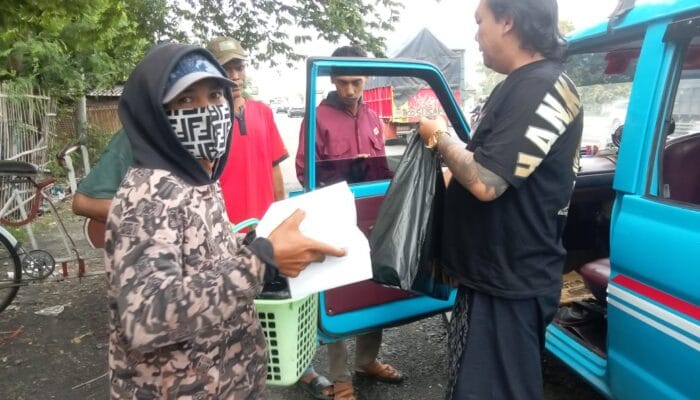 Yogo Darminto Ketua Ormas 234 SC dan WPSP Pemalang dalam Aksi “Jumat Berkah” di Terminal Induk